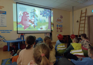 Dzieci oglądają film edukacyjny