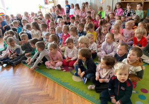 Dzieci oglądają koncert