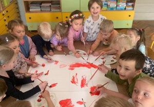 Wspólne malowanie farbami serca dla mam
