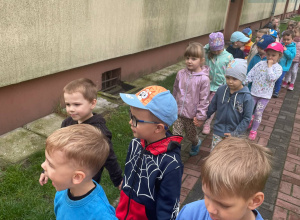Dzieci podczas spaceru