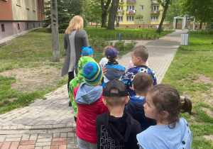 Dzieci podczas spaceru