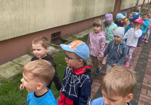 Dzieci podczas spaceru