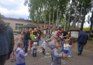 Dzieci puszczają bańki
