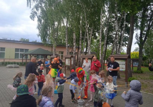 Dzieci puszczają bańki