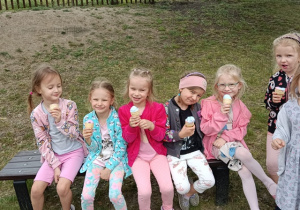 Dziewczynki jedzą lody