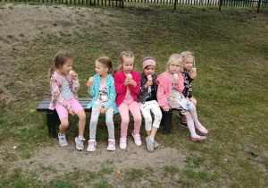 Dziewczynki jedzą lody
