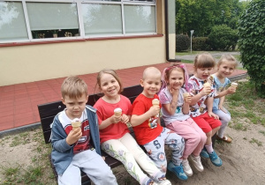 Dzieci jedzą lody