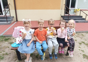 Dzieci jedzą lody