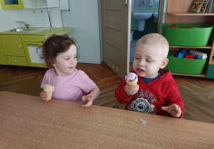 Dzieci jedzą lody