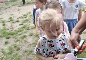 Dzieci w kolejce po lody