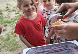 Dzieci w kolejce po lody