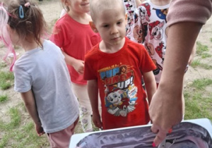 Dzieci w kolejce po lody