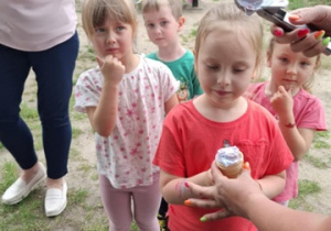 Dzieci w kolejce po lody