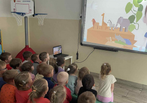 Dzieci podczas seansu