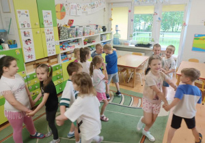 Dzieci tańczą w parach