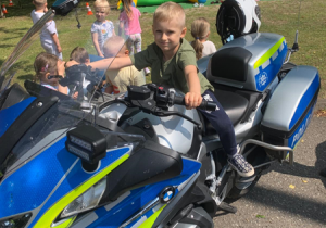 Chłopiec na motorze policyjnym