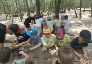 Dzieci robią ozdoby