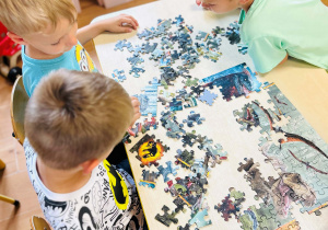 Dzieci układają puzzle