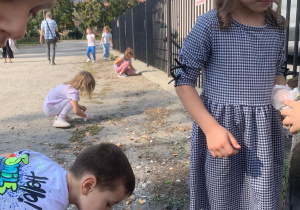Dzieci sprzątają śmieci z okolicy przedszkola