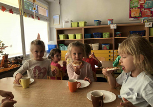 Dzieci jedzą pyszny podwieczorek