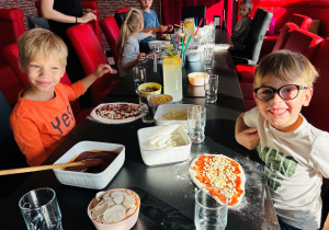 Dzieci z grupy Wynalazców świętują Dzień Chłopaka w pizzerii