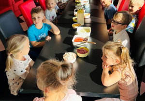 Dzieci z grupy Wynalazców świętują Dzień Chłopaka w pizzerii
