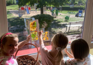 Dzieci patrzą przez wykonane wcześniej witraże