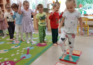 Dziewczynka przechodzi po ścieżce sensorycznej