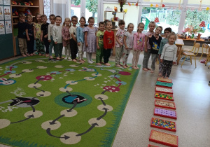 Dzieci pozują do zdjęcia przy ścieżce sensorycznej