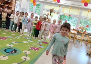Dziewczynka przechodzi po ścieżce sensorycznej