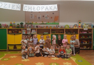 Dzieci z grupy Poszukiwacze wraz z nauczycielką pozują do wspólnego zdjęcia z okazji Dnia Chłopaka