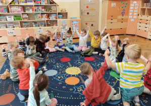 Dzieci z grupy Odkrywcy wspólnie bawią się na dywanie