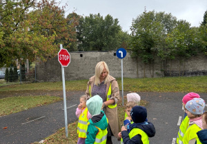 Dzieci wraz z nauczycielką oglądają i rozpoznają znaki drogowe