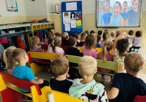 Dzieci oglądają film o emocjach