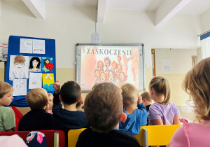 Dzieci odgadują emocje, które pojawiają się na ekranie