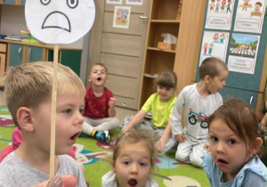 Dzieci pokazują swoją twarzą daną emocje