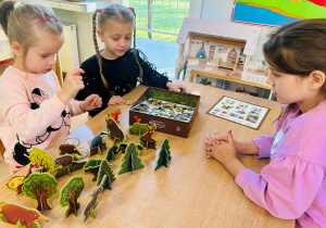 Dzieci grają w grę planszową- Rok w lesie