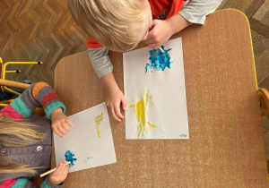 Dzieci tworzą pracę plastyczną - nasze emocje
