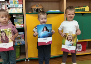 Dzieci pozują do zdjęcia z tablicami demonstracyjnymi pokazując miny