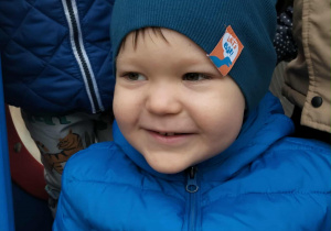 Dziewczynka wykonuje pracę plastyczną- uśmiechniętą buźkę