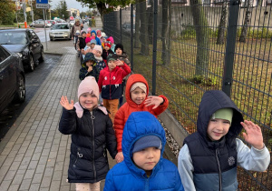 Dzieci z grupy Myśliciele w drodze do szkoły