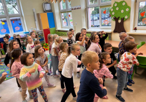 Dzieci z różnych grup biorą udział w zajęciach ruchowych