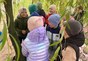 Dzieci spacerują po ogrodzie przedszkolnym