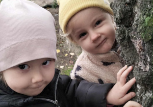 Dzieci z Poszukiwaczy biorą udział w Dniu Drzewa i pozują do zdjęcia