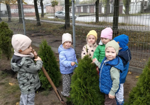Dzieci z Poszukiwaczy sadzą drzewa