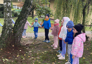 Dzieci biorą udział w zabawach z okazji Dnia Drzewa