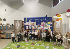 Dzieci z najmłodszej grupy pozują do zdjęcia z okazji Dnia Edukacji Narodowej