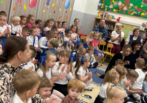 Społeczność przedszkola ogląda występy z okazji Dnia Edukacji Narodowej