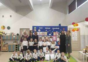 Grupa Wynalazcy pozuje do zdjęcia z okazji Dnia Edukacji Narodowej