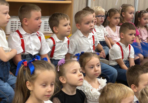 Społeczność przedszkola ogląda występy z okazji Dnia Edukacji Narodowej